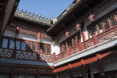 庭院深深雕梁画栋，光影交错古韵悠长