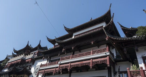 古韵飞檐映蓝天