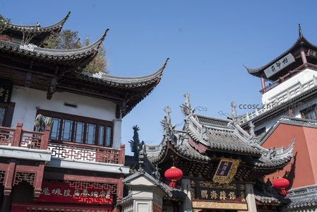 牌坊灯笼迎宾客