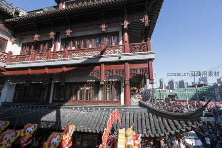 闹市古楼人潮涌