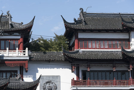 古韵飞檐翘角，白墙黛瓦映蓝天