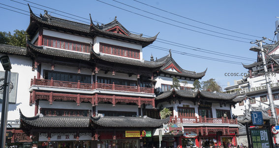 繁华古街楼阁林立，市井烟火气十足