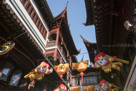 卡通灯笼高悬古巷，喜庆氛围迎新春