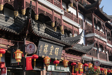 老字号牌匾高悬，红灯笼点缀古商城