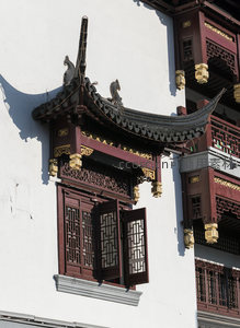 古韵窗棂飞檐翘角映白墙