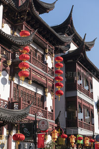 红灯笼高挂古街楼阁间