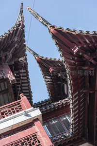 仰拍古建飞檐直指蓝天