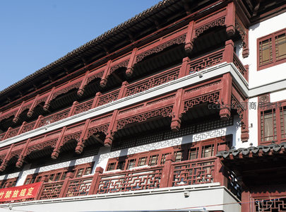 雕花栏杆层叠古楼外观