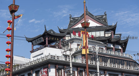 古韵楼阁映蓝天，红灯高挂庆团圆