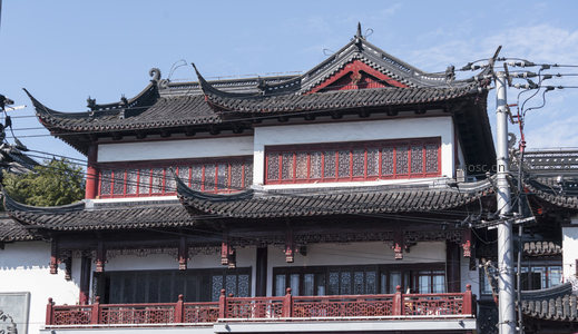 白墙黛瓦古宅院，雕花窗棂显雅致