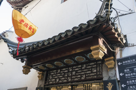 老店黄伞悬檐下，古街巷口迎客来