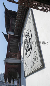 浮雕壁画嵌白墙，古塔飞檐入云霄