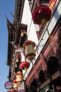 古韵飞檐红灯笼，传统建筑映蓝天