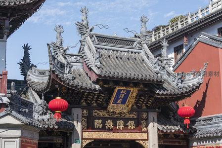 城隍庙雕梁画栋，龙脊飞檐显庄严