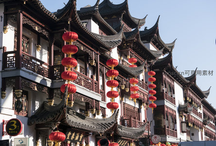 连排古楼挂红灯，节庆气氛满街巷