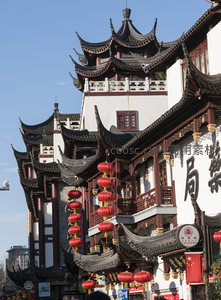 古韵飞檐映蓝天，红灯高挂庆团圆