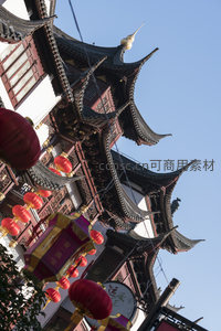 仰望古塔尖顶，红灯点缀青空