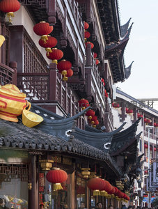 长街古楼挂红灯，金元宝饰添喜气