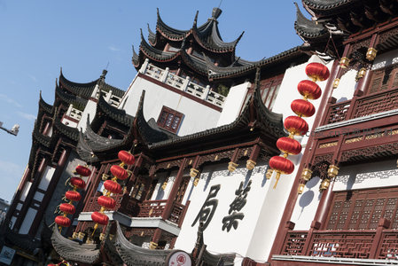 白墙黛瓦药局楼，红灯高挂显古风