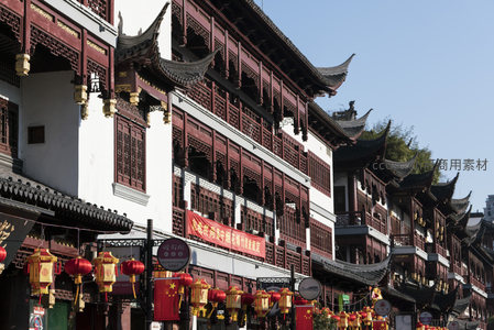 古韵街巷红灯笼高挂，飞檐翘角映蓝天