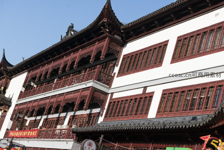 中式楼阁层叠错落，木窗雕花尽显匠心