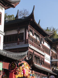 飞檐斗拱间绿树掩映，节庆装饰添喜气