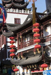 朱红灯笼垂挂廊下，古塔层叠映衬繁华