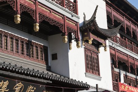 雕梁画栋细节特写，金饰点缀古建华美