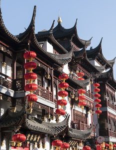 红灯笼高挂古街屋檐下