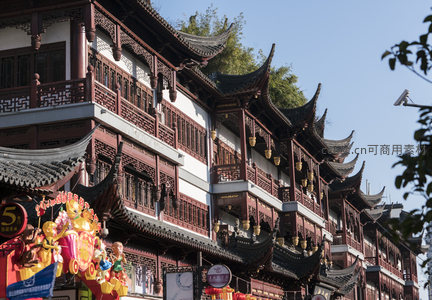 古街连排楼阁仰拍视角