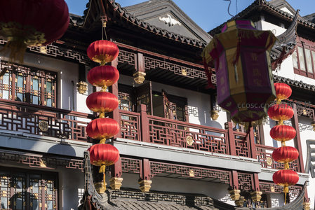 红灯笼与紫金宫灯交相辉映