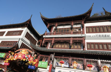 蓝天下的古建筑群落全景