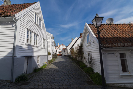 蓝天下的鹅卵石小巷，两旁白屋红瓦静谧悠长