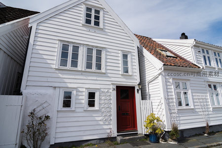 红门白墙北欧小屋，宁静街角的童话居所