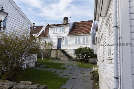 绿意庭院与白色木屋，北欧生活的静谧角落