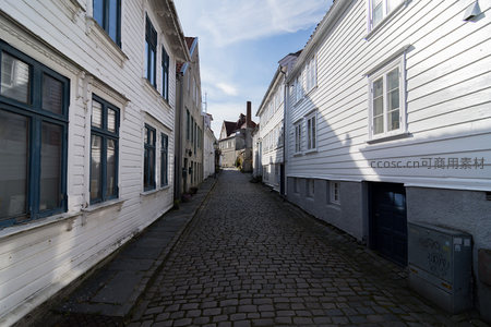 阳光洒落的坡道与复古街景