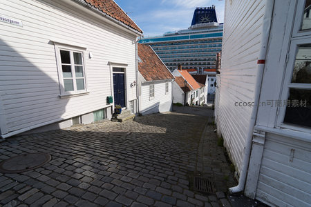 拐角处窥见巨轮的奇幻街景