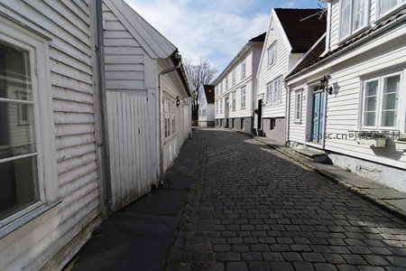 鹅卵石小巷与白色木屋的宁静街景