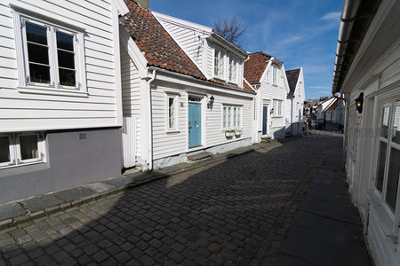 蜿蜒石板路穿行于传统白屋之间