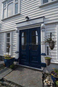 蓝门白墙的北欧风情住宅入口