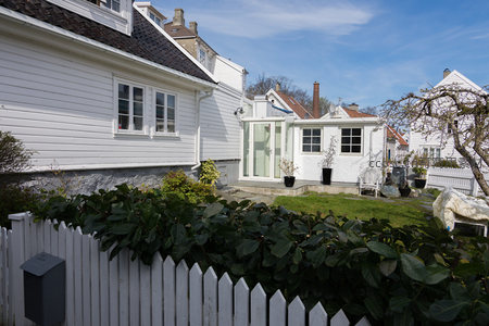 白色栅栏围起的庭院与现代玻璃房