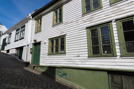 白墙绿窗的北欧木屋街景