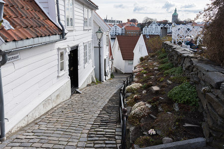 鹅卵石小径通向古城高处