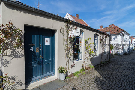 蓝门小院静谧午后时光