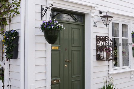 挂满鲜花的温馨入户门廊