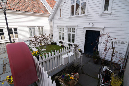 带小花园的白色住宅庭院