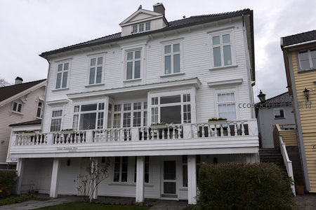 带阳台的白色三层木屋外观