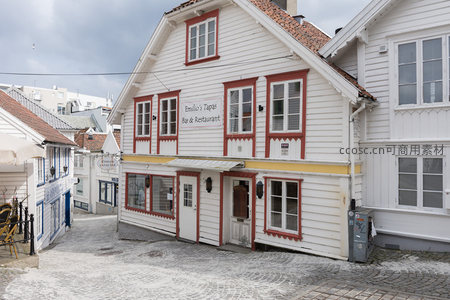 白色木屋餐厅街景，红窗点缀古朴风情