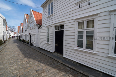 鹅卵石街道两旁的白墙红瓦屋