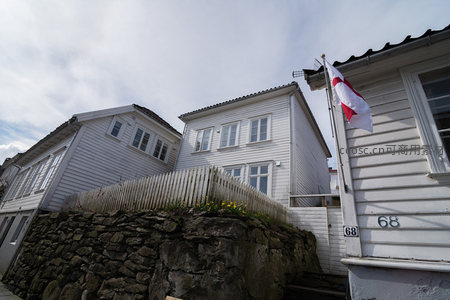 挪威国旗飘扬的白色坡地住宅